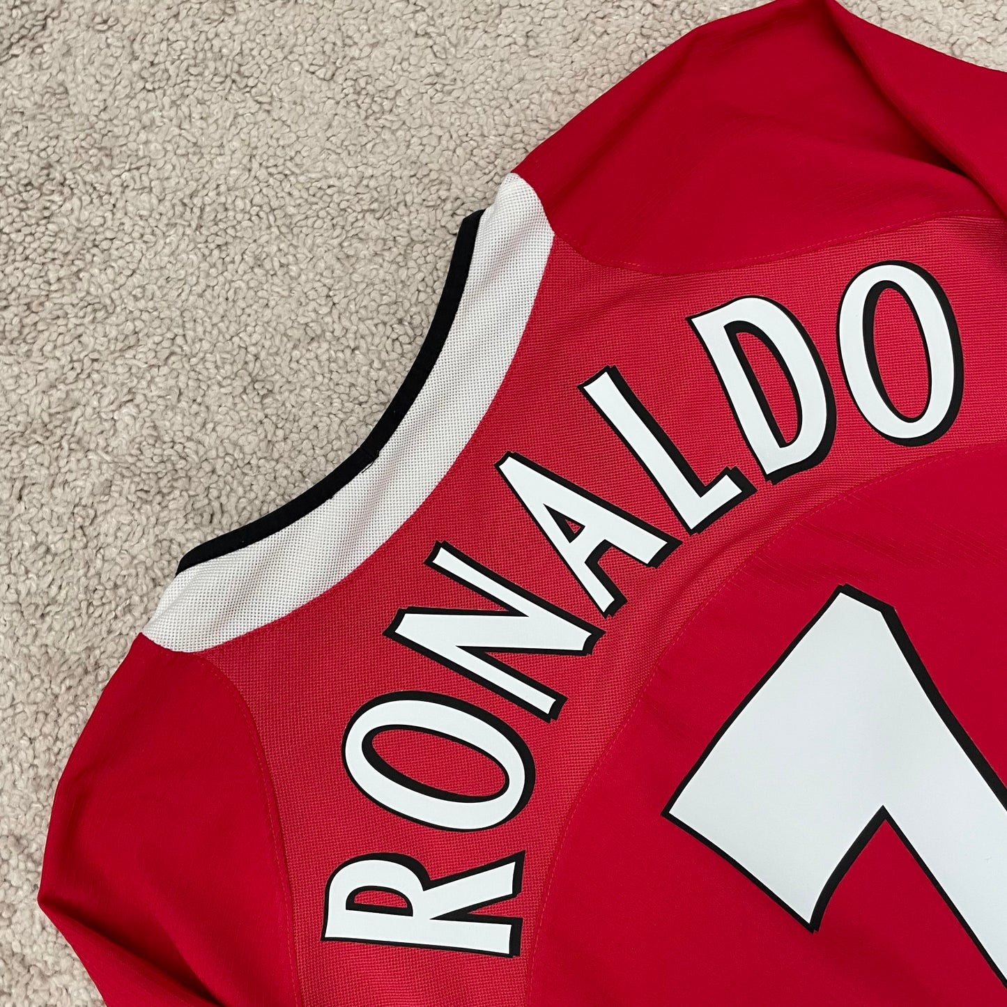 Manchester United 2004/2005/2006 home x Ronaldo #7 (L, RUNS BIG)