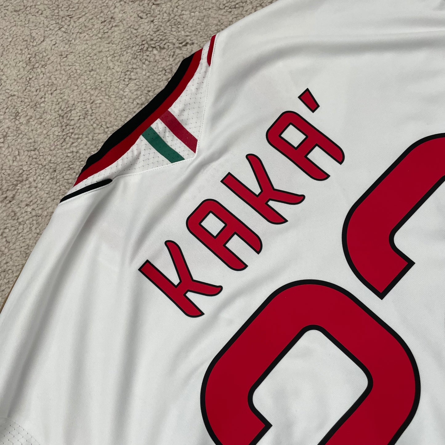 AC Milan 2013/14 away x Ricardo Kaká #22 (XL) *small hole on left sleeve*