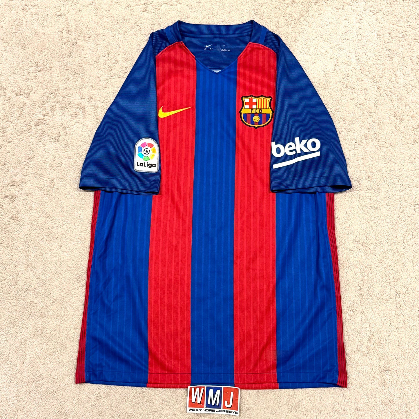 Barcelona 2016/17 home x Messi #10 (M) *very tiny holes