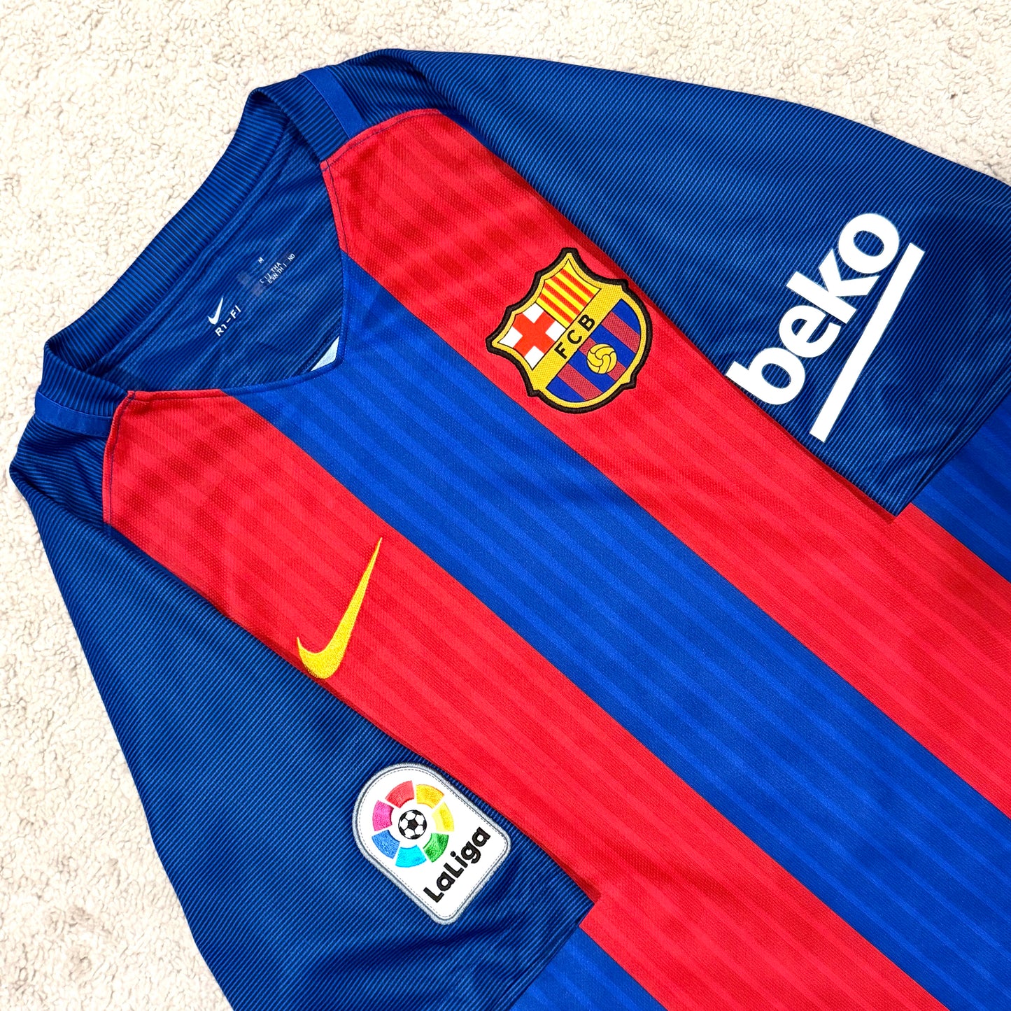 Barcelona 2016/17 home x Messi #10 (M) *very tiny holes