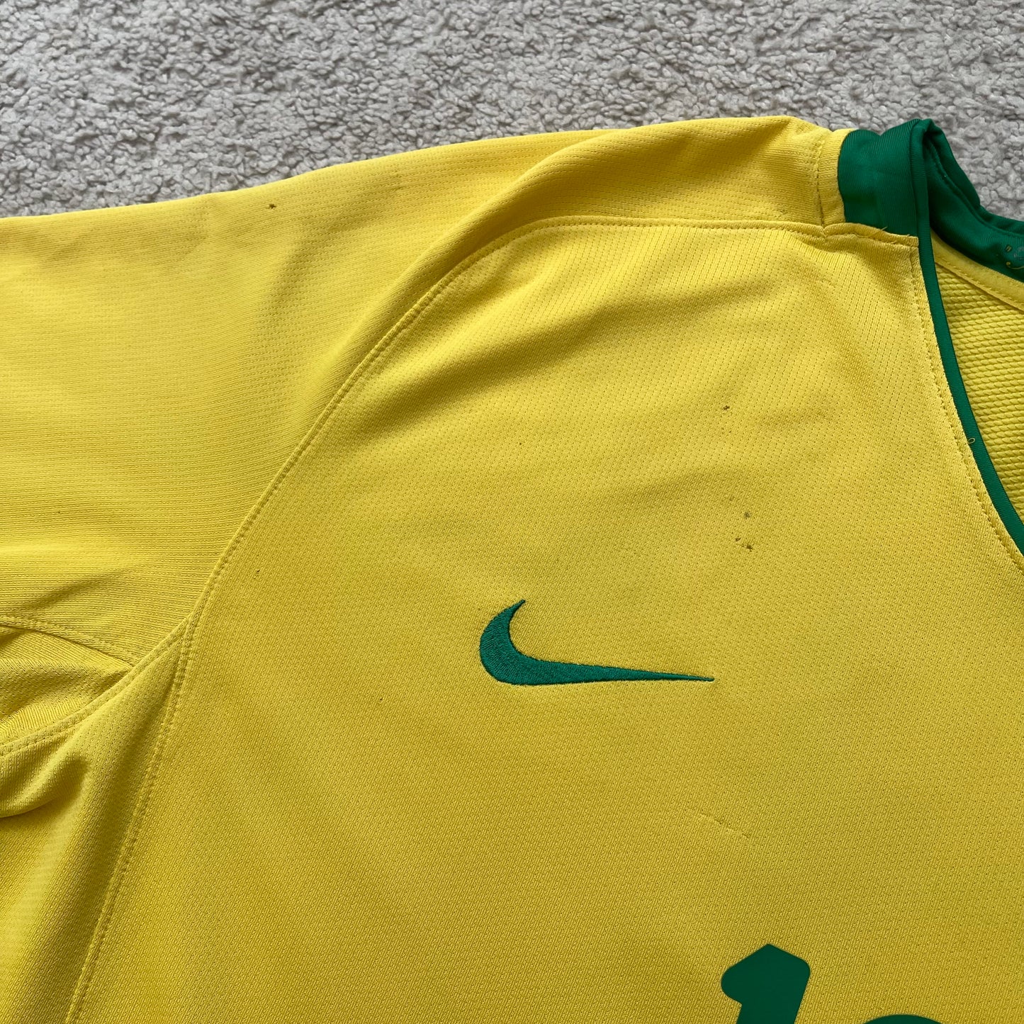 Brazil 2008/2009/2010 home x Ronaldinho #10 (XL) *has some tiny holes