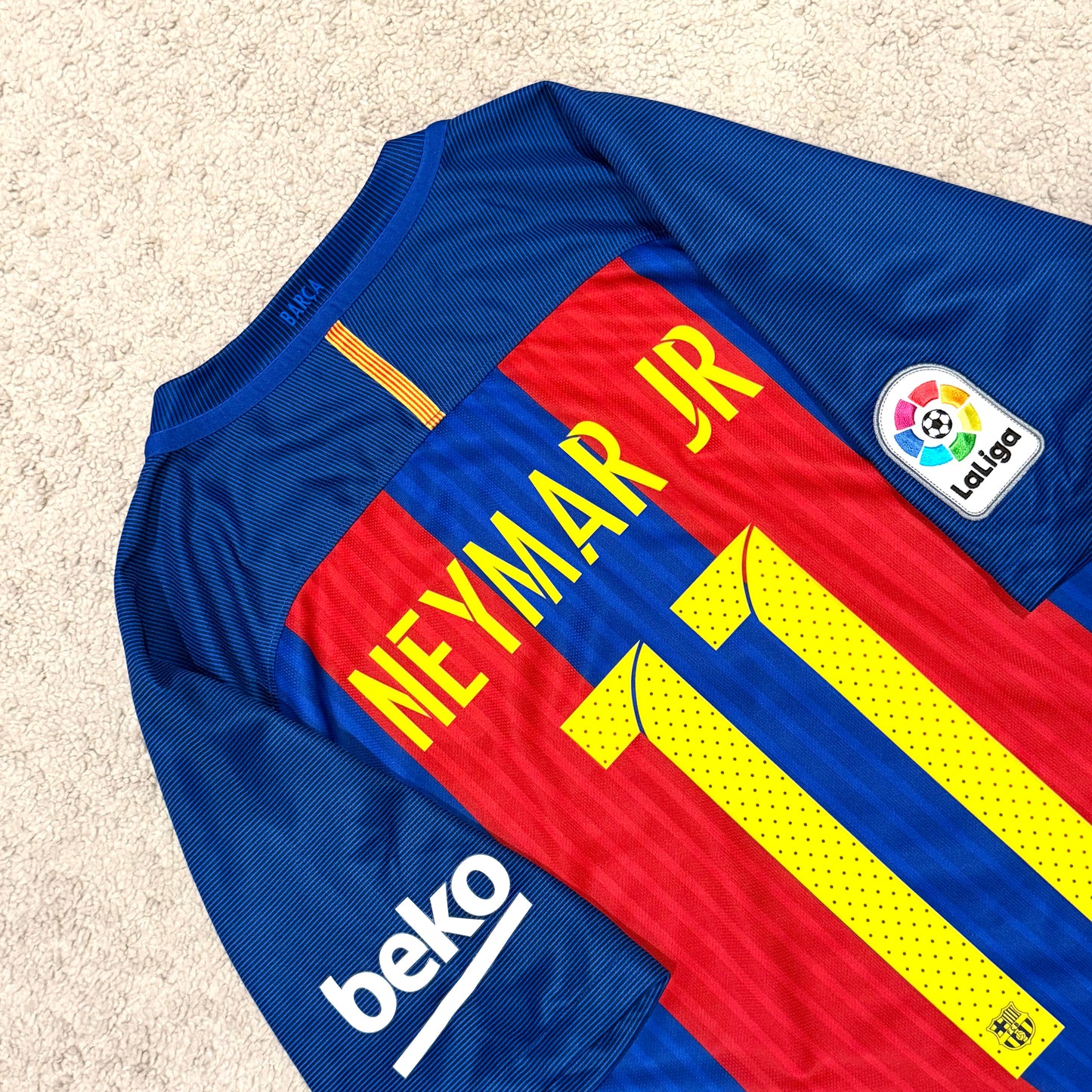 Barcelona 2016/17 home x Messi #10 (M) *very tiny holes