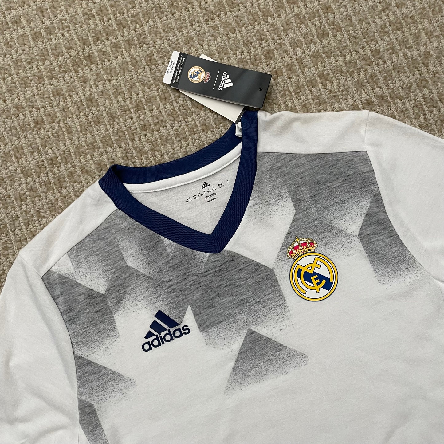 Real Madrid 2016/17 pre-match (YOUTH XL) *Brand new with tags