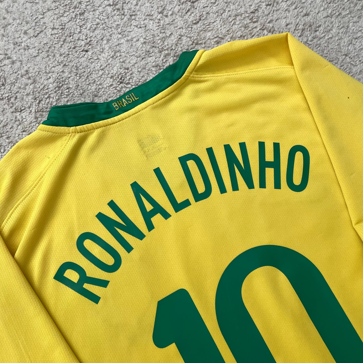 Brazil 2008/2009/2010 home x Ronaldinho #10 (XL) *has some tiny holes
