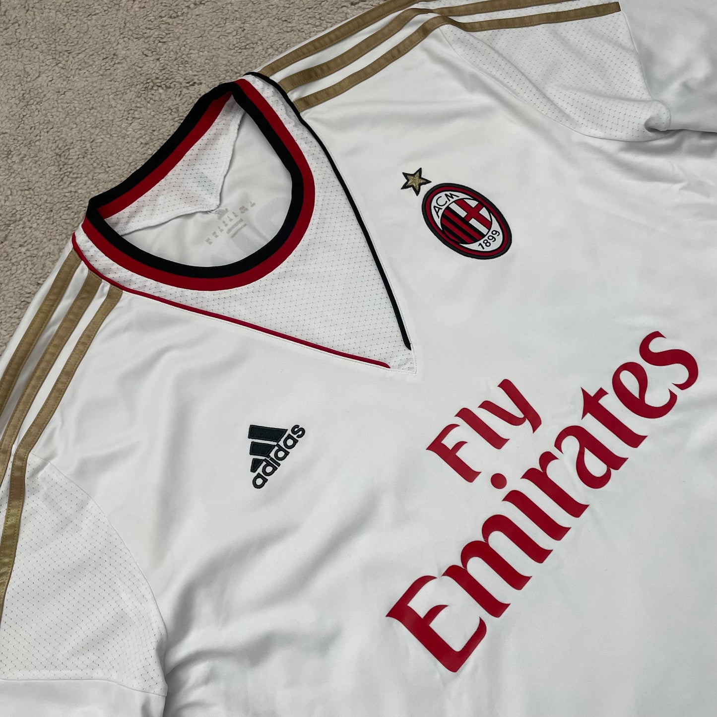 AC Milan 2013/14 away x Ricardo Kaká #22 (XL) *small hole on left sleeve*