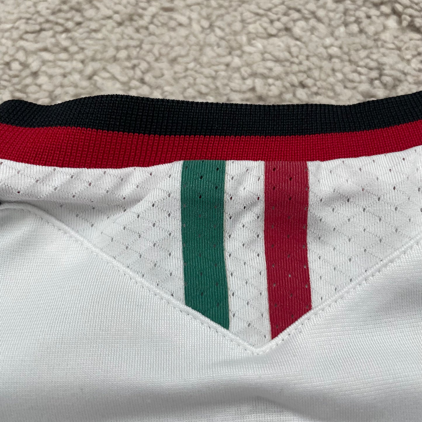 AC Milan 2013/14 away x Ricardo Kaká #22 (XL) *small hole on left sleeve*