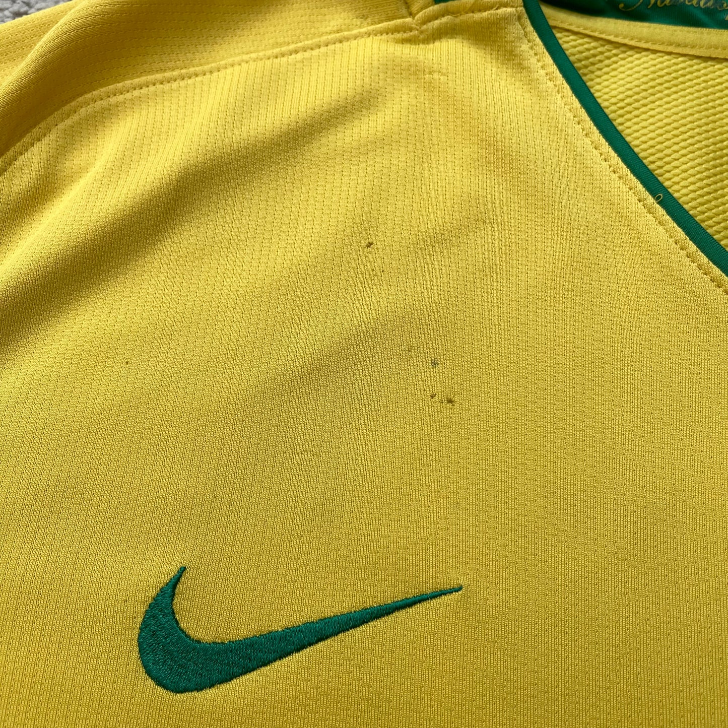 Brazil 2008/2009/2010 home x Ronaldinho #10 (XL) *has some tiny holes