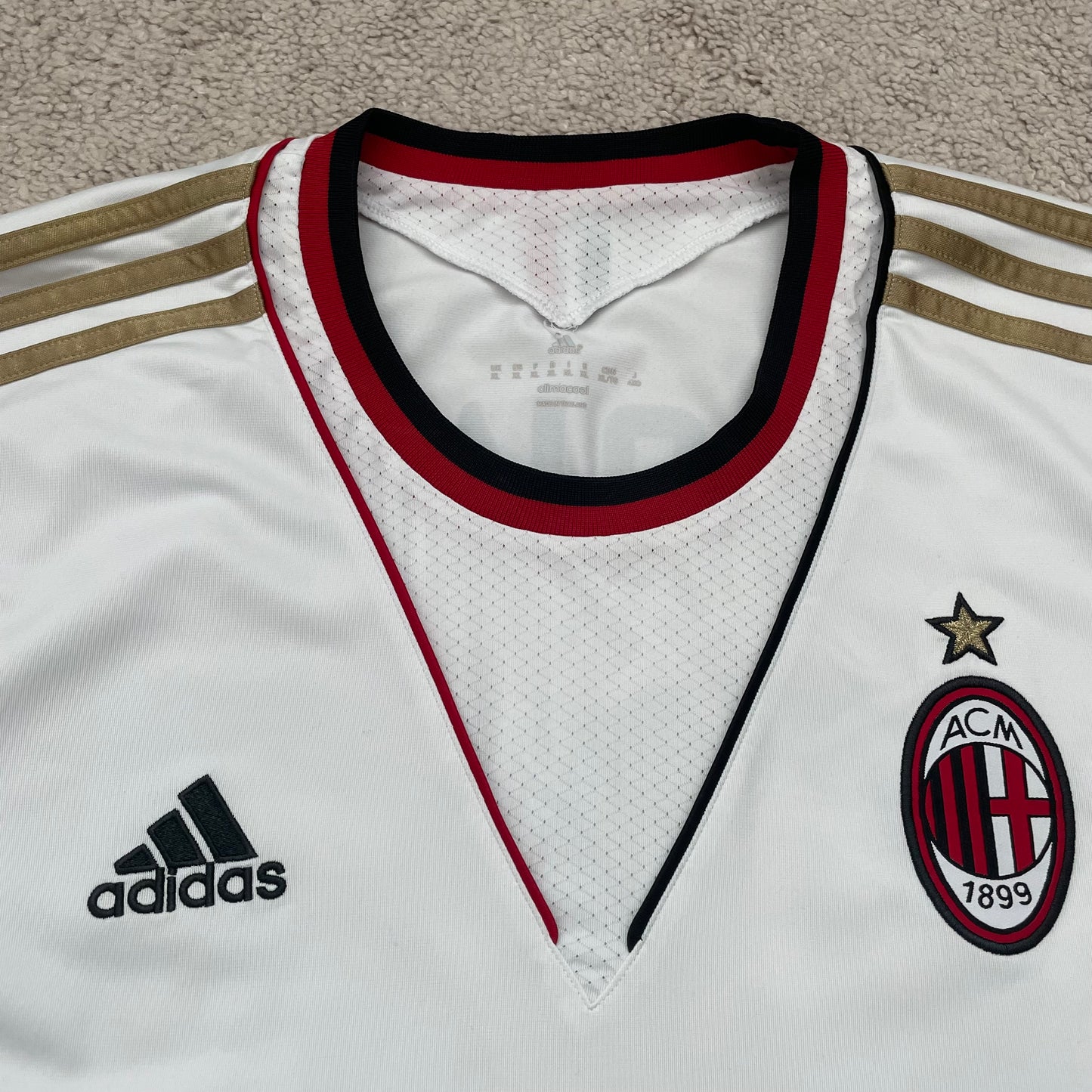 AC Milan 2013/14 away x Ricardo Kaká #22 (XL) *small hole on left sleeve*