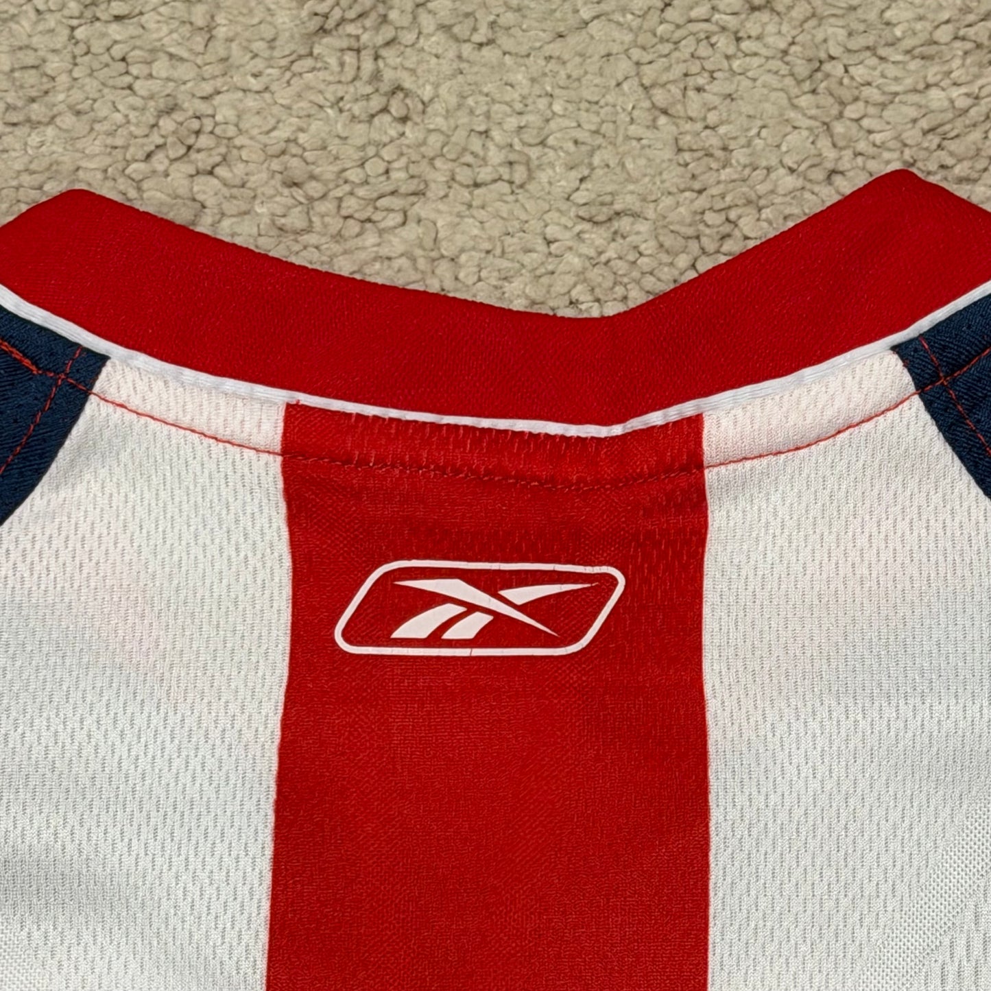 Chivas de Guadalajara 2006/07 home x Chicharito Hernandez #45 (S, RUNS BIG)