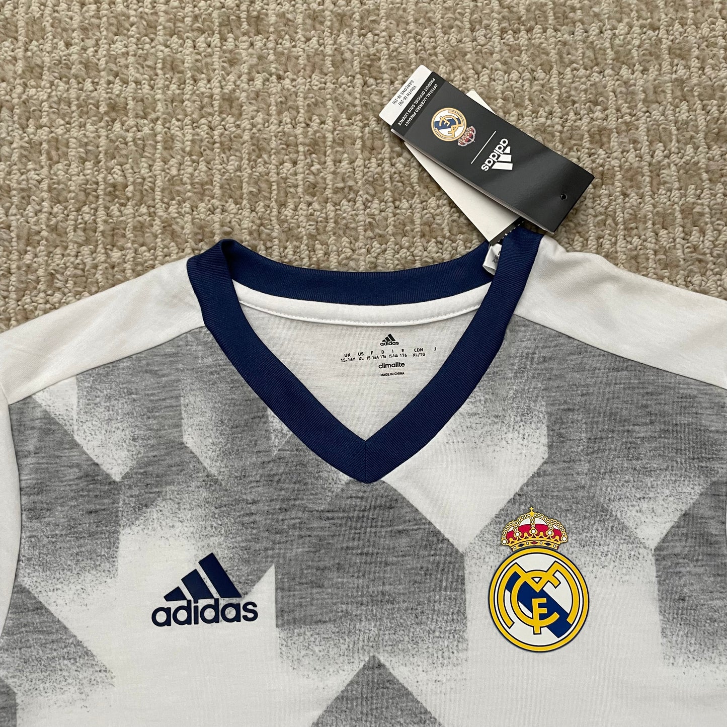 Real Madrid 2016/17 pre-match (YOUTH XL) *Brand new with tags